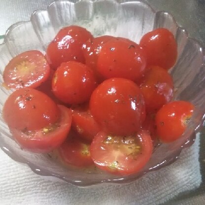 赤だけですが畑でとれたトマト少し大きいので半分カットでやってみたら味もしっかりついて美味しくできました。バジルの香りがオシャレですね